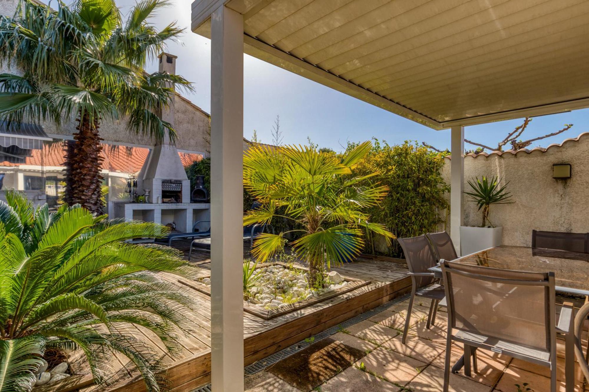 Les Palmiers Holiday home